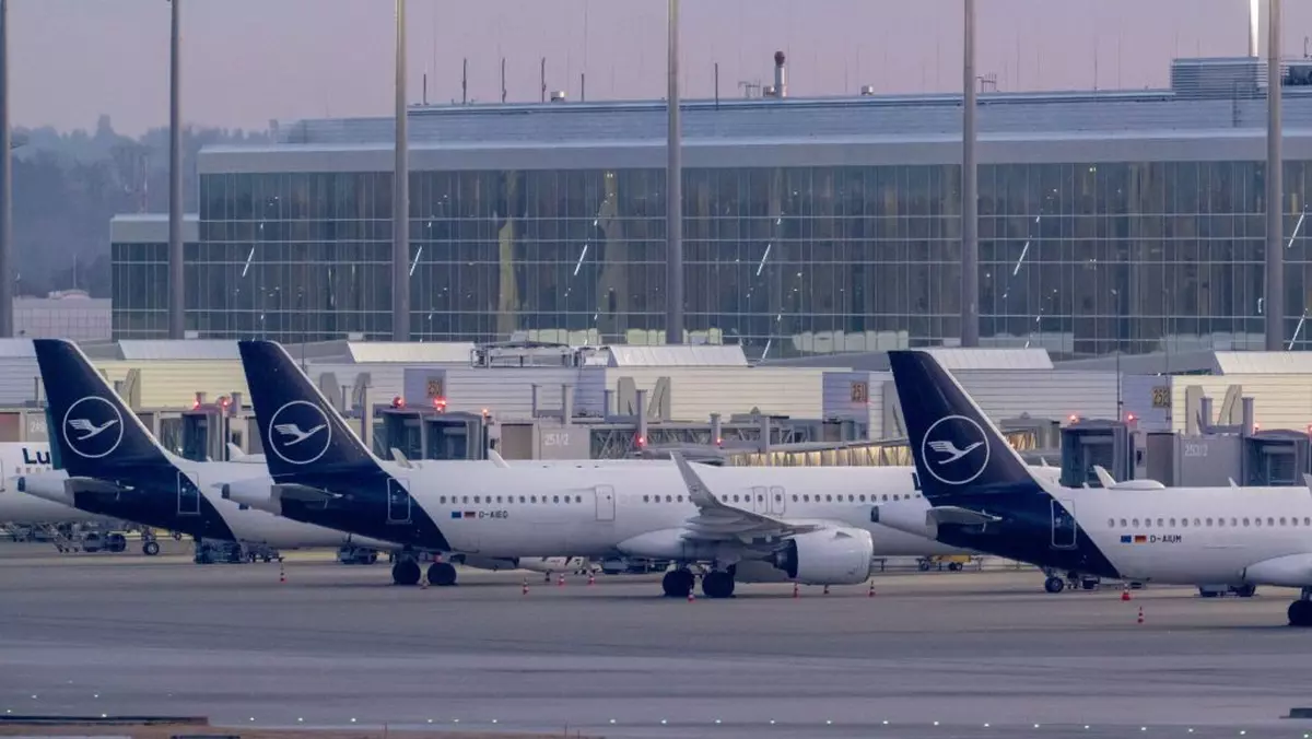 Avioane ale companiei Lufthansa surprinse pe pista aeroportului din Munchen