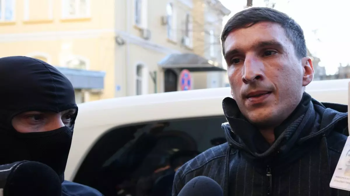 Bogdan Peșchir este escortat de către polițiști în sediul IGPR din București. Foto: Inquam Photos / George Călin