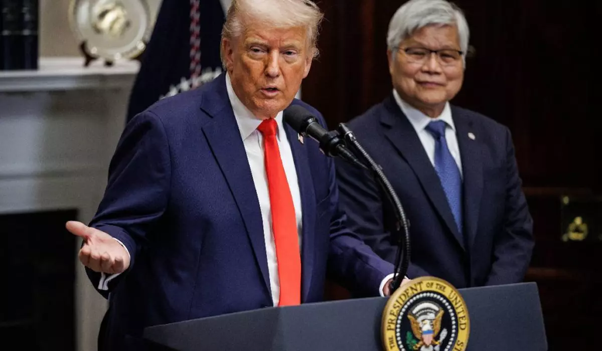 Donald Trump (stânga), într-o conferință de presă alături de CEO-ul TSMC C.C. Wei