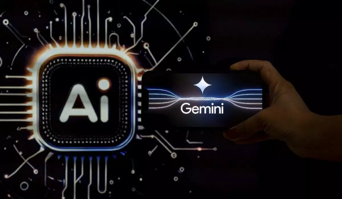 Un telefon pe care este afișat logoul Google Gemini, ținut în mână în fața unui fundal pe care este afișat un logo pentru Inteligența Artificială.