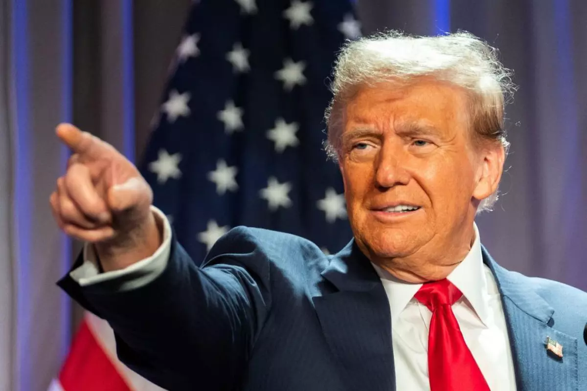 Președintele american Donald Trump, arătând cu degetul arătător de la mâna dreaptă