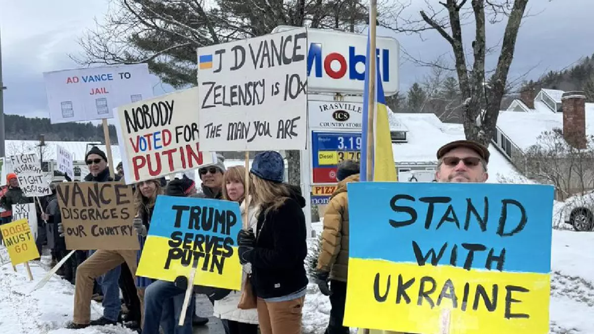 Mai mulți oameni protestează împotriva lui JD Vance, în stațiunea de schi Vermont