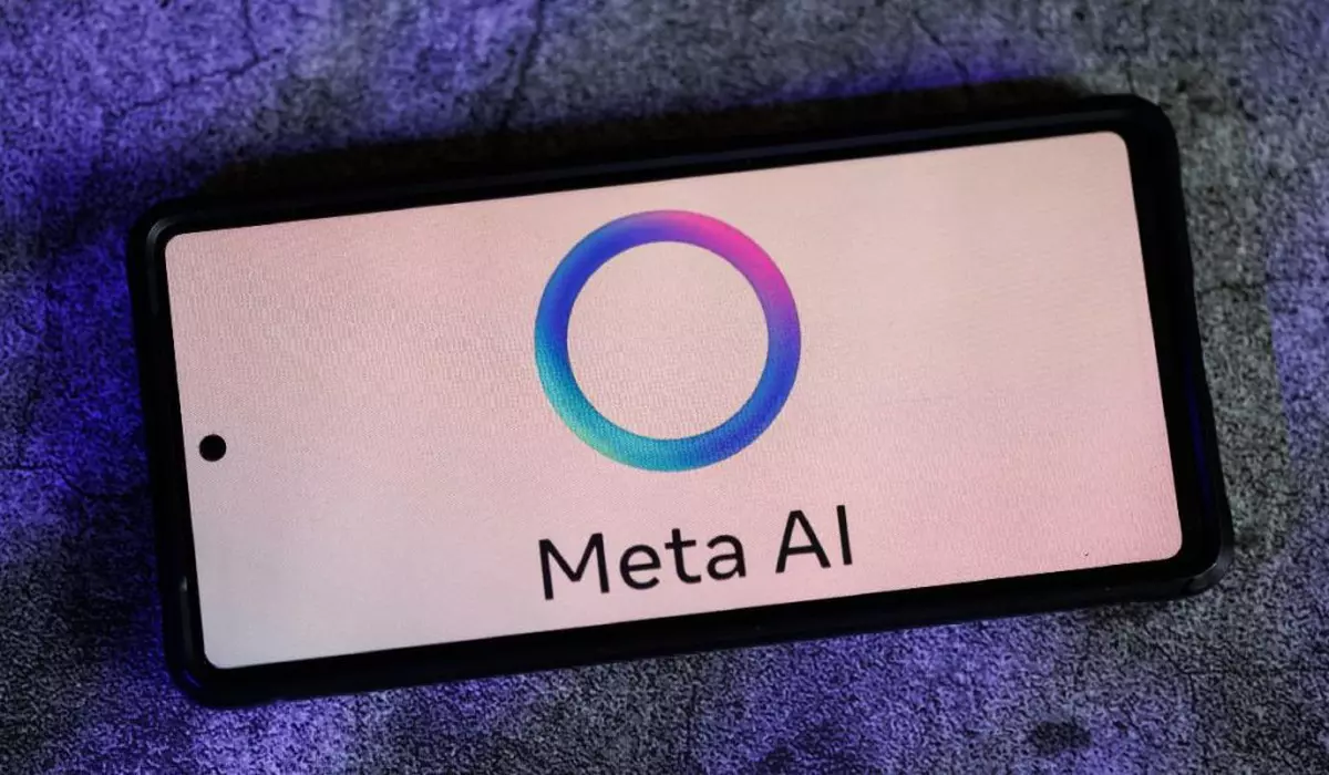 Logoul Meta AI, afișat pe ecranul unui smartphone.