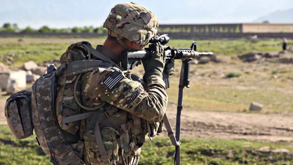 Soldat american surprins în timp ce ține o armă în mână