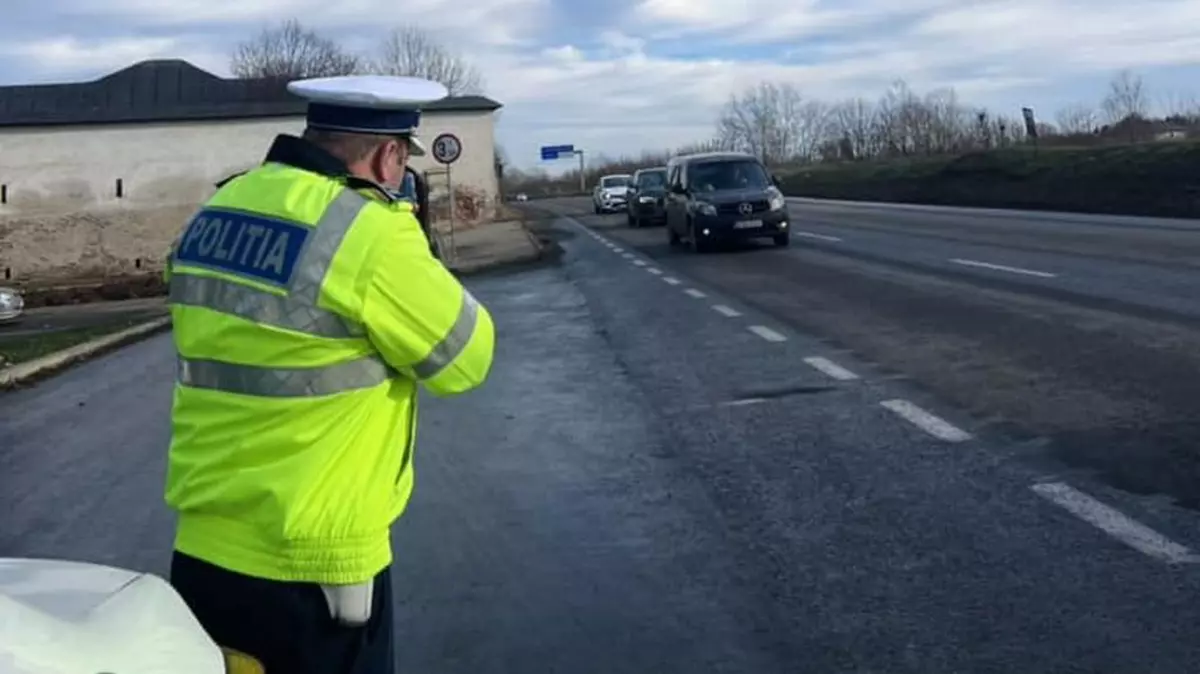 Polițist de la rutieră monitorizează traficul