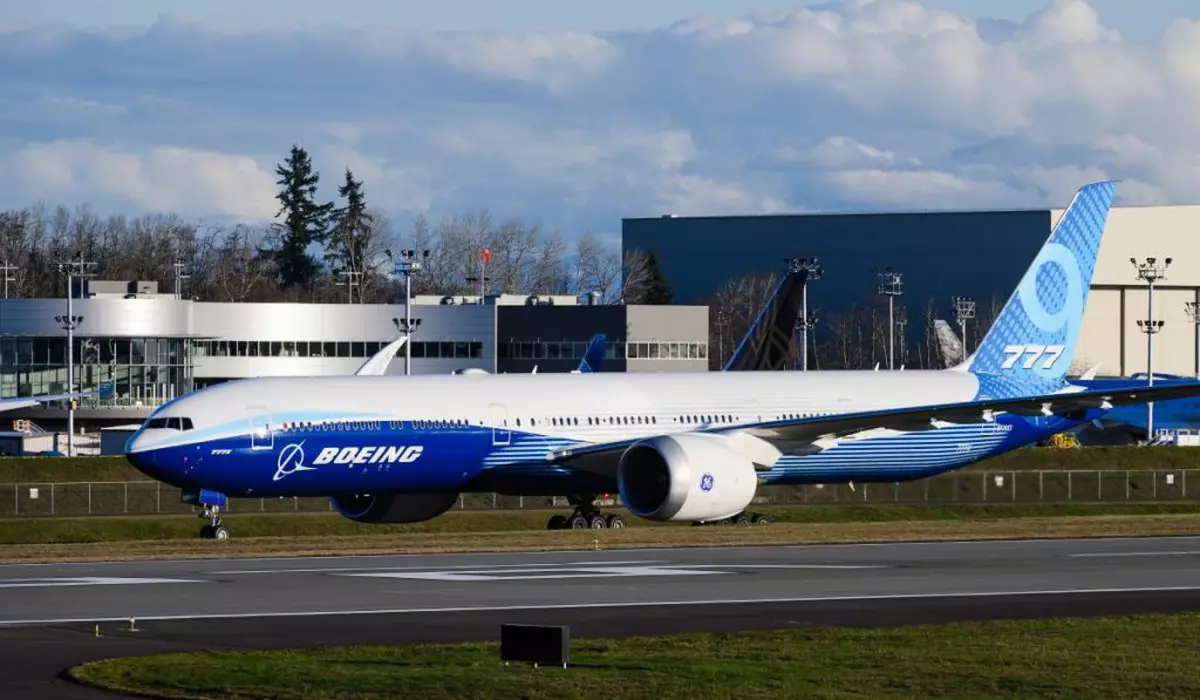 avion model boeing 777 cu fuselajul in doua culori, alb si albastru deschis