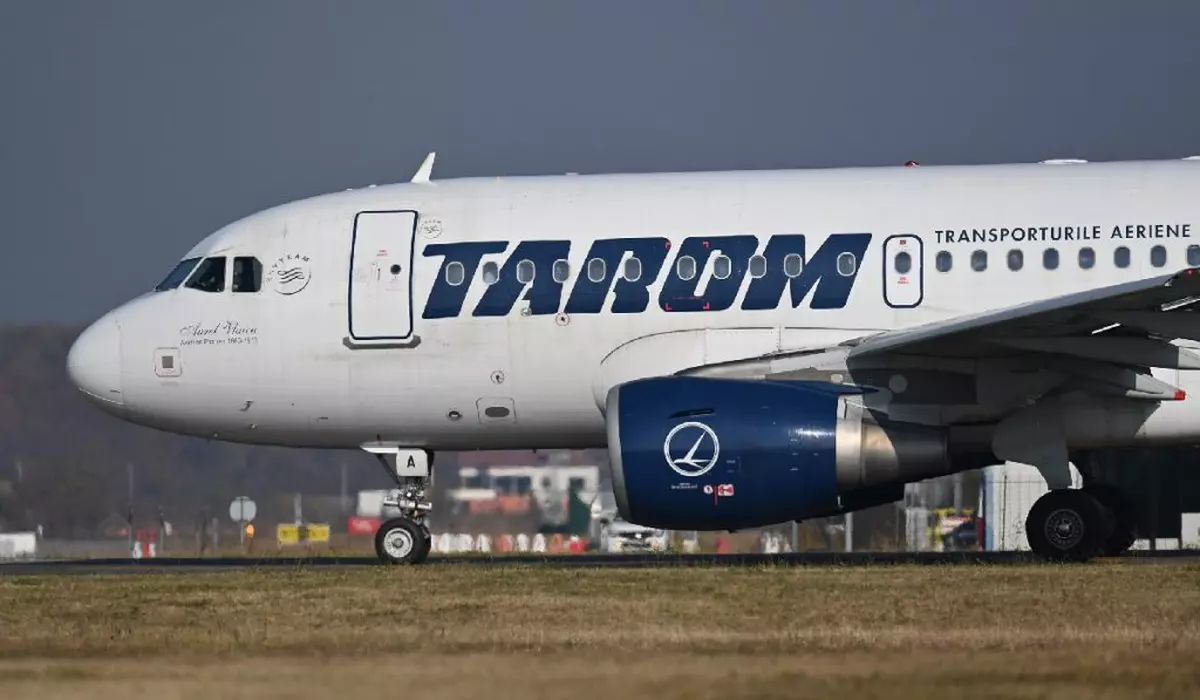 Un avion al Comapaniei aeriene naționale Tarom, alb si albastru închis