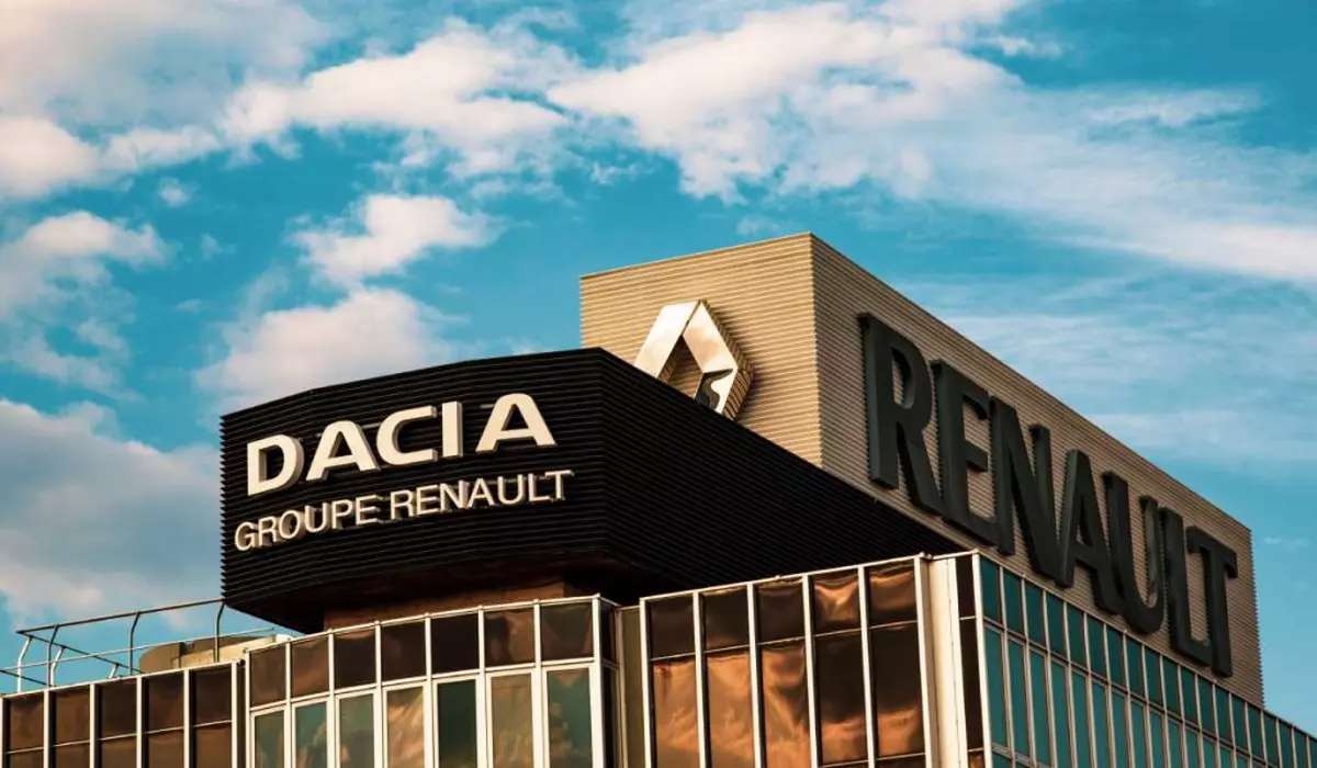 Clădire pe care sunt afișate logo-urile și denumirile companiilor Dacia și Renault. În partea stângă se află sigla DACIA, sub care este scris „GROUPE RENAULT”
