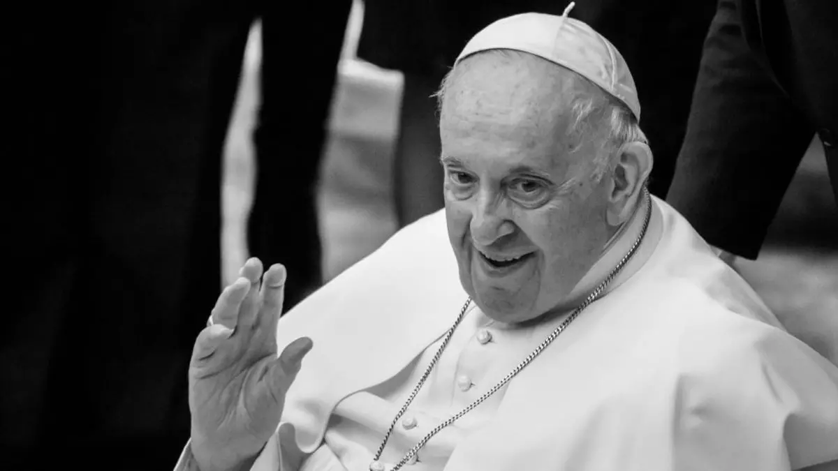 Papa Francisc a murit luni, 21 aprilie, în a doua zi de Paște. El avea 88 de ani şi supravieţuise recent unei crize grave de pneumonie dublă