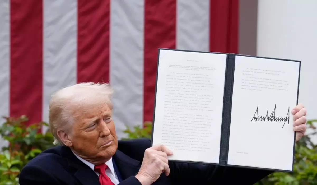 Președintele american Donald Trump ține un ordin executiv în timp ce face declarații privind tarifele în Grădina Rozelor de la Casa Albă din Washington, D.C., Statele Unite.