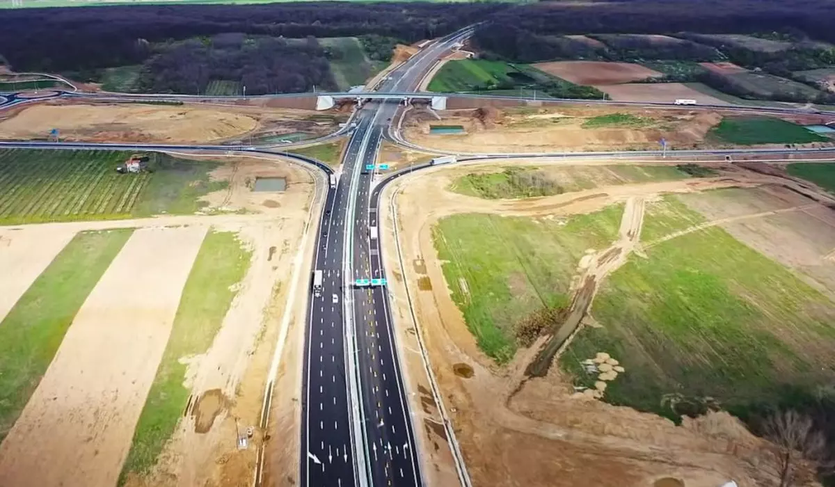 Imagine aeriană drum expres, autostradă, câmpuri verzi pe lângă