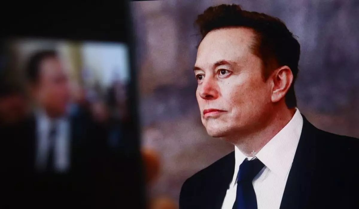 Fondatorul Tesla, SpaceX, Elon Musk imprăcat la costum cu o cămașă albă și cravată neagră