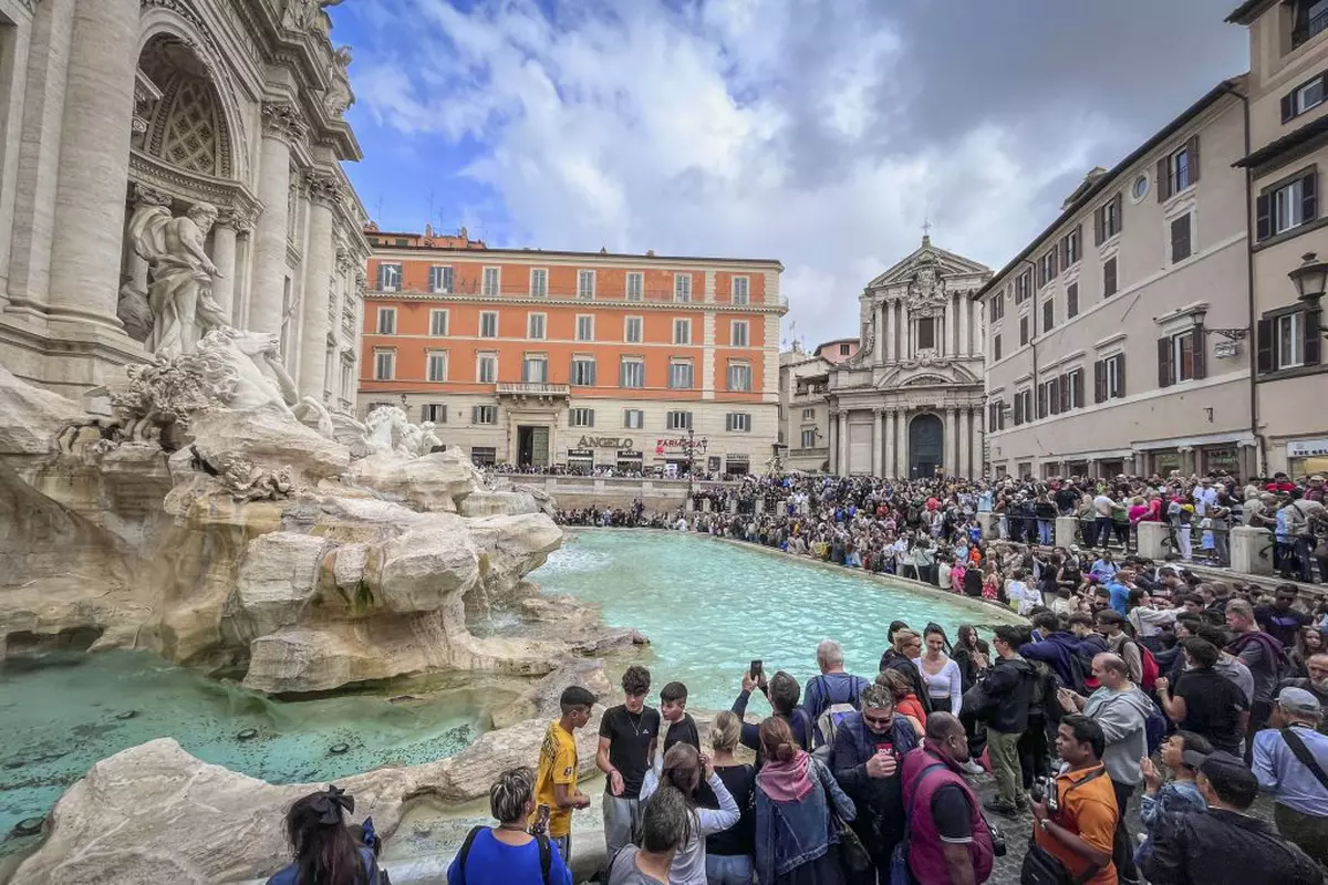 Vedere generală a Fântânii Trevi din Roma