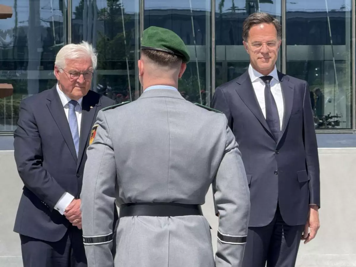 Președintele german Frank-Walter Steinmeier și secretarul general al NATO, Mark Rutte, stau în fața sediului NATO în timpul unei ceremonii de depunere de coroane de flori pentru a comemora aderarea Republicii Federale Germania la NATO la 6 mai 1955