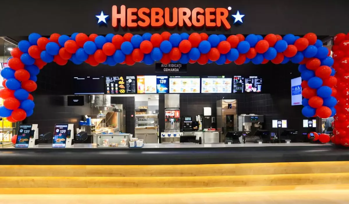 Fast food-ul Hesburger, deschidere, decorat cu o ghirlandă de baloane roșii și albastre