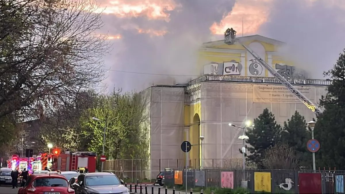 Incendiu Incendiu la Teatrul Masca din București, flăcările au cuprins o sală de spectacole de la etajul 1 al clădirii, pompierii intervin la fața locului, iar în zonă sunt câteva mașini, 12 aprilie 2025