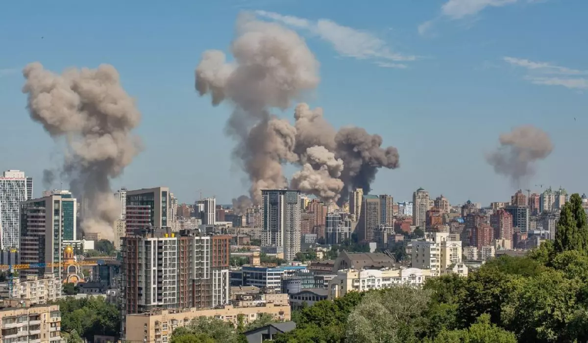 Kiev, Ucraina, 8 iulie 2024: Fumul gros de la incendii se ridică deasupra centrului orașului după un atac cu rachete rusești. Război în Ucraina.