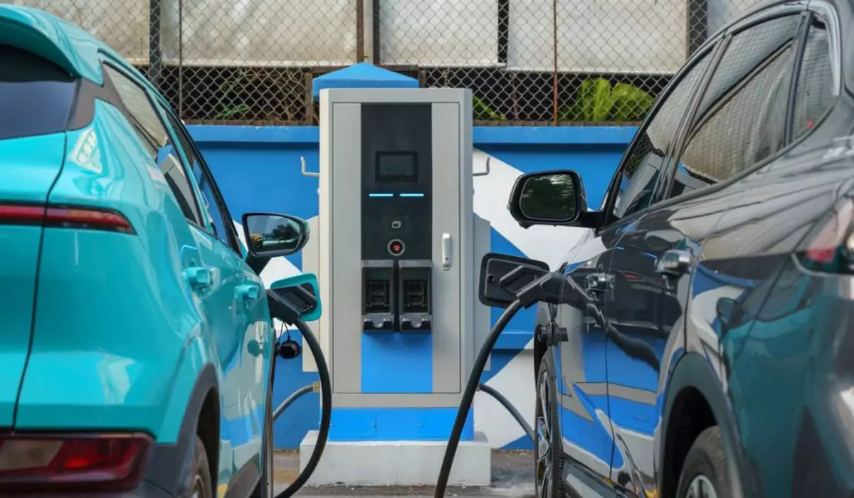 doua masini electrice conectate la statia de incarcare