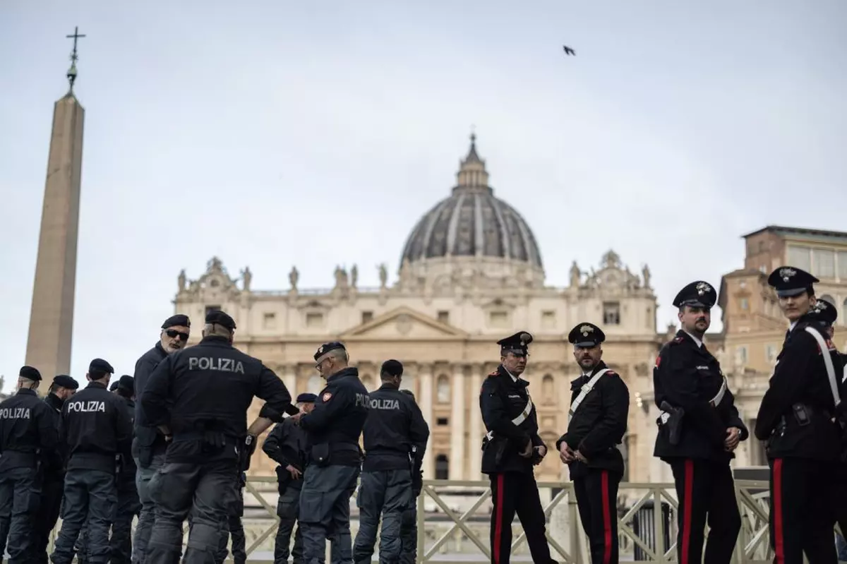 Mai mulți polițiști italieni, înarmați, la vatican