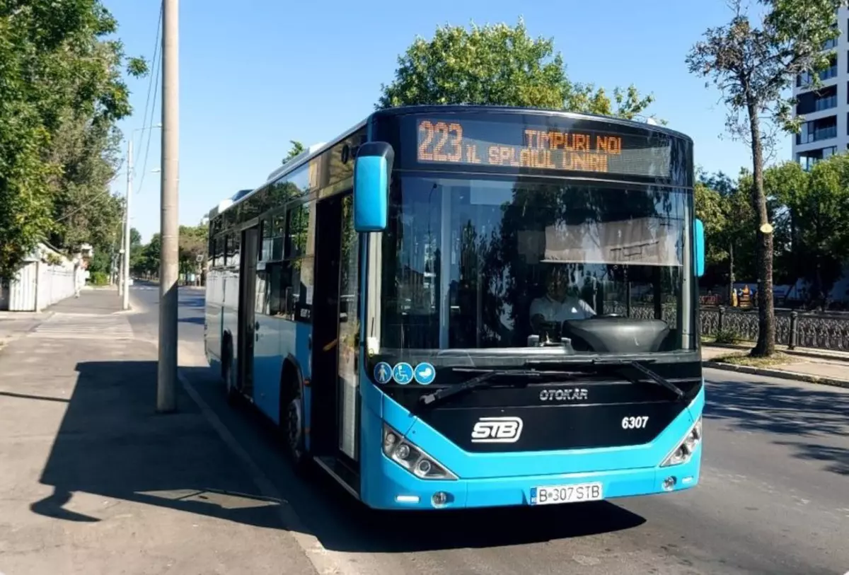 un autobuz bleu oprit într-o stație, în București