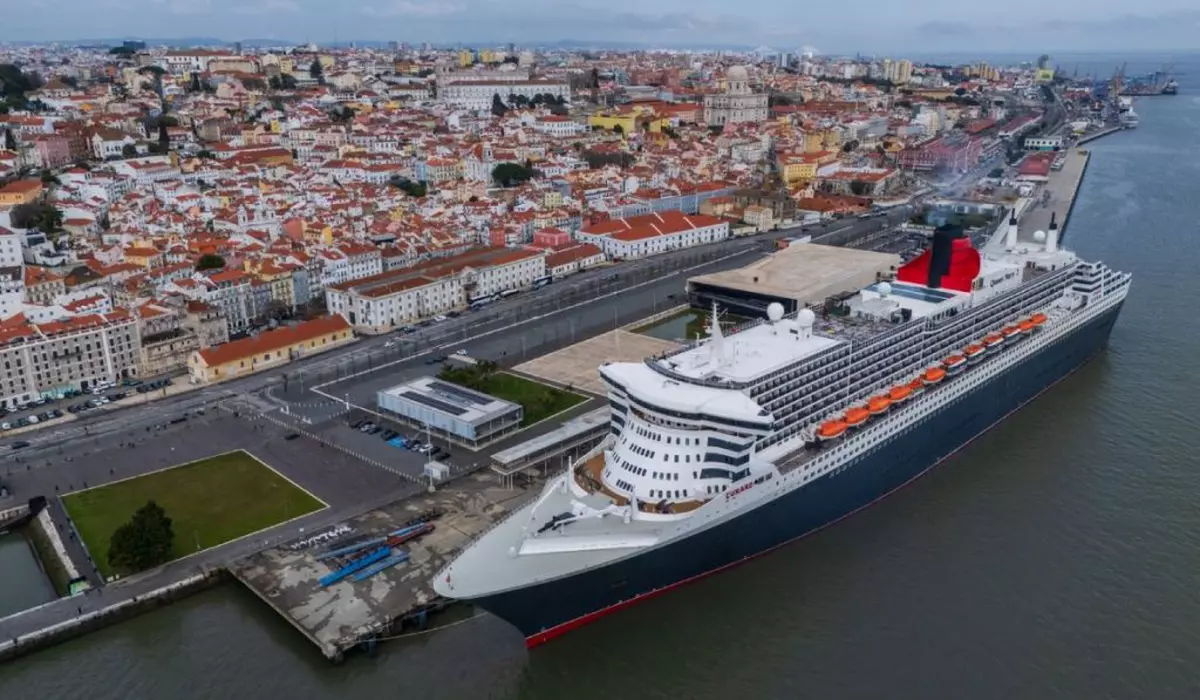 Vedere aeriană a unei ambarcațiunii de croazieră în portul din Lisabona, în imagini se vede orașul în partea stângă