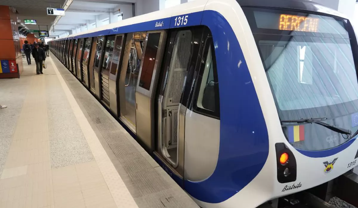 stație de metrou. un metrou în stație și câțiiva oameni pe peron