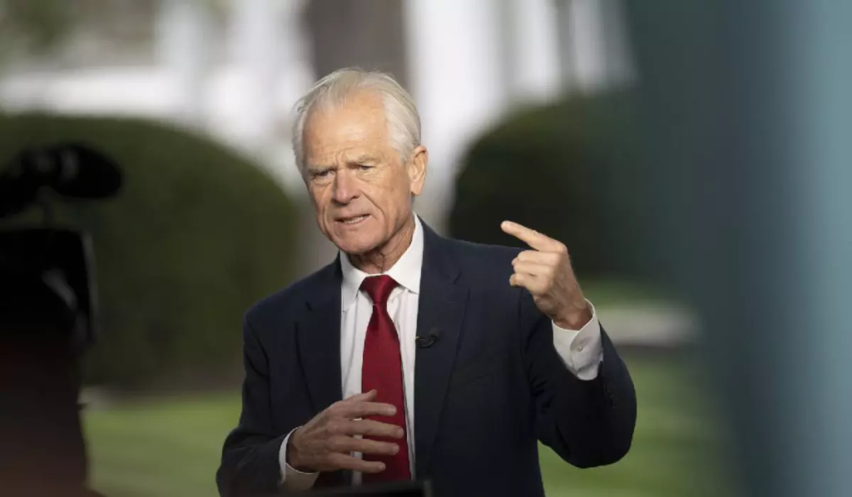 Peter Navarro, consilier principal al președintelui pentru comerț și industrie, participă la un interviu televizat la Casa Albă, în Washington