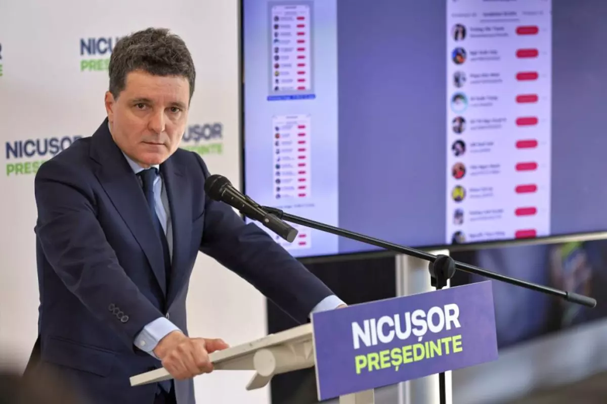 Nicușor Dan vorbește la microfon, îmbrăcat într-un sacou, în timpul unei conferințe de presă