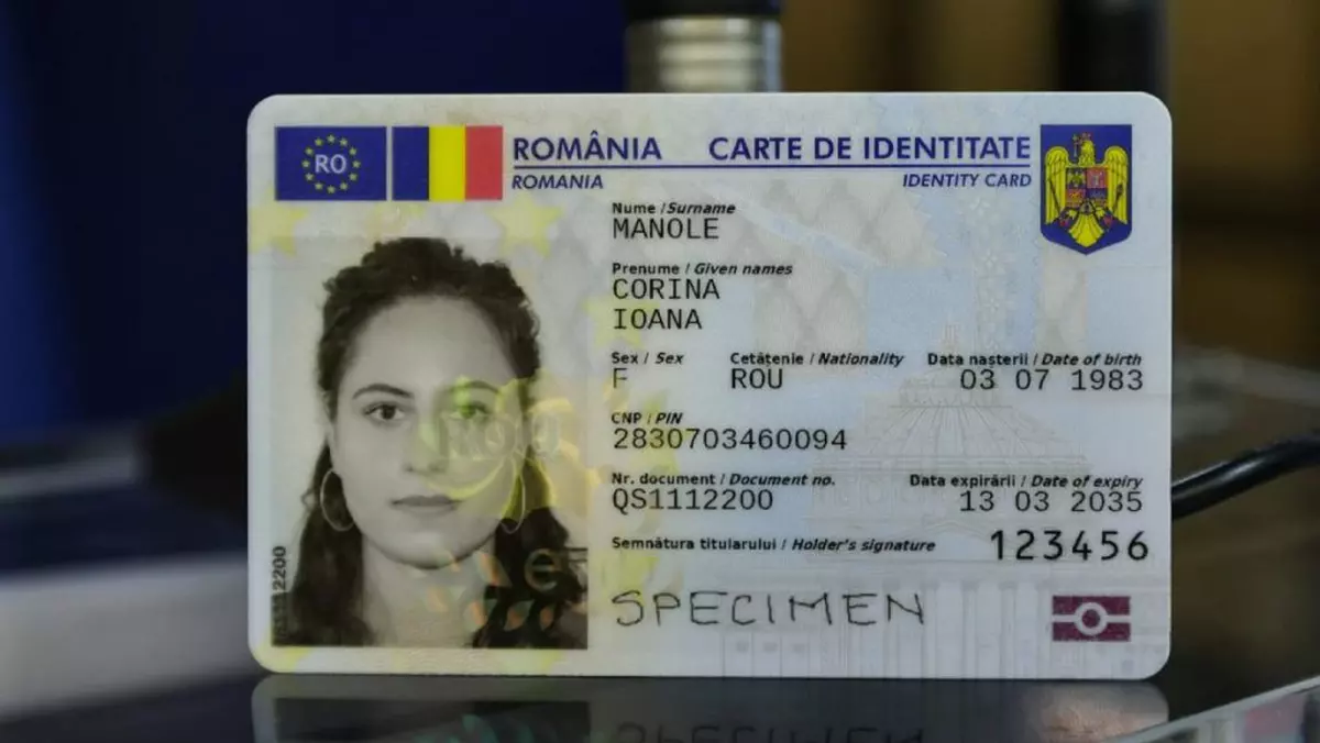 In imagine o carte de intertitate cu cip, cu imaginea unei femei si datele ei scrise, cu notarea SPECIMEN pe ea. si cu un fundal neclar