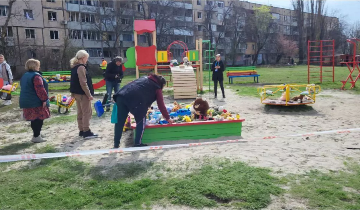 Oameni aduc omagii copiilor uciși de un atac rusesc in Krivoi Rog