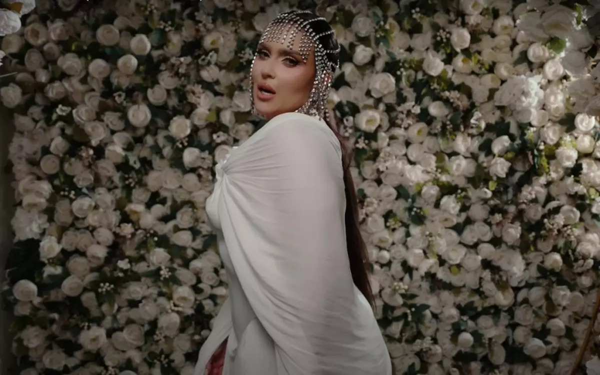 Oana Radu în rochie de mireasă, cu bijuterii pe cap