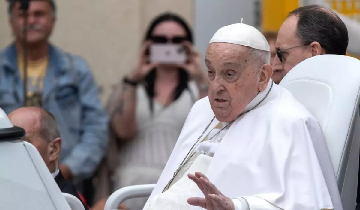 Imagine de arhiva, Papa Francisc salută credincioșii de la papamobil după slujba de Paște în Piața Sf. Petru de la Vatican Papa Francisc salută credincioșii de la papamobil, Vatican