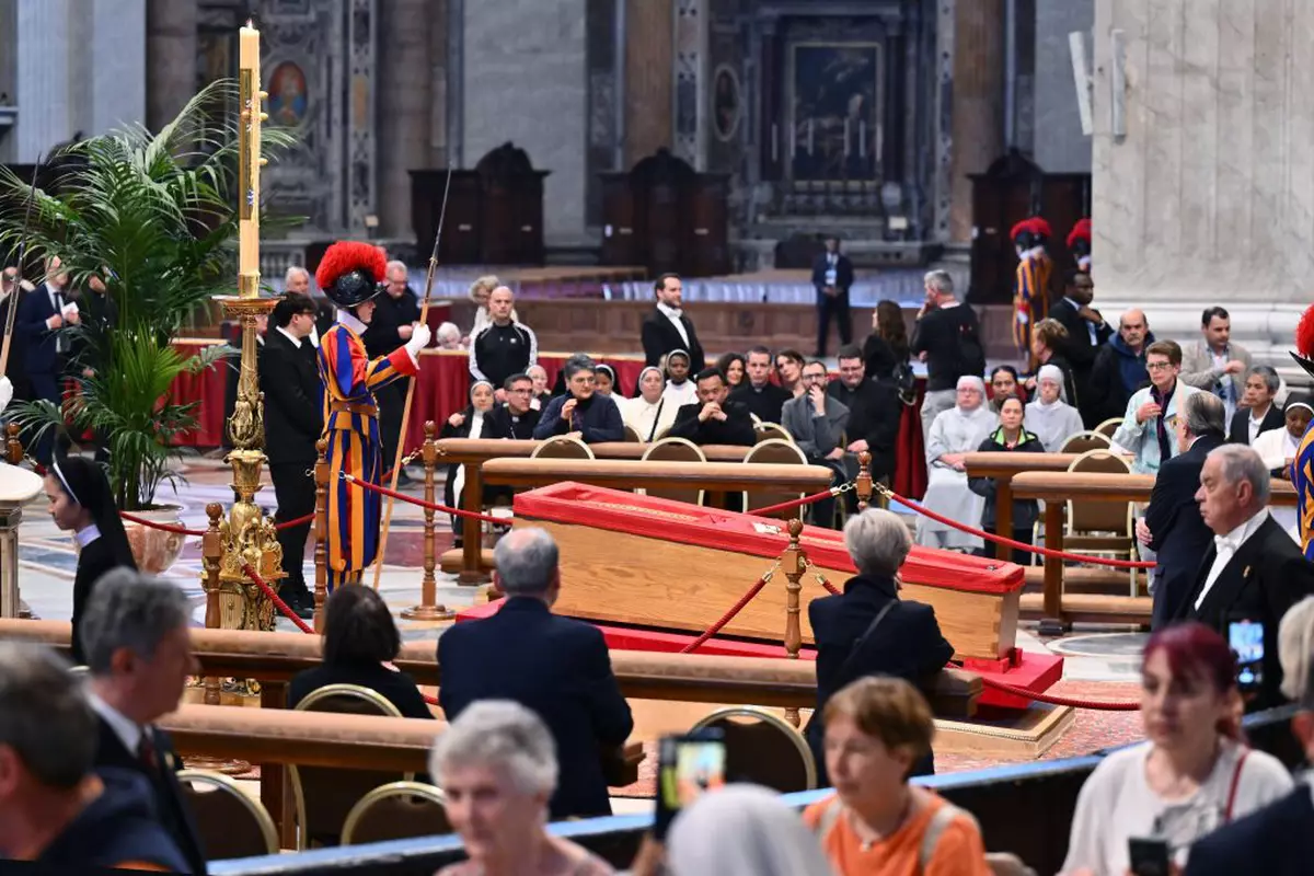 Zeci de mii de oameni au stat la coadă ca să-i aducă un ultim omagiu Papei Francisc. Pelerinajul a durat până după miezul nopții
