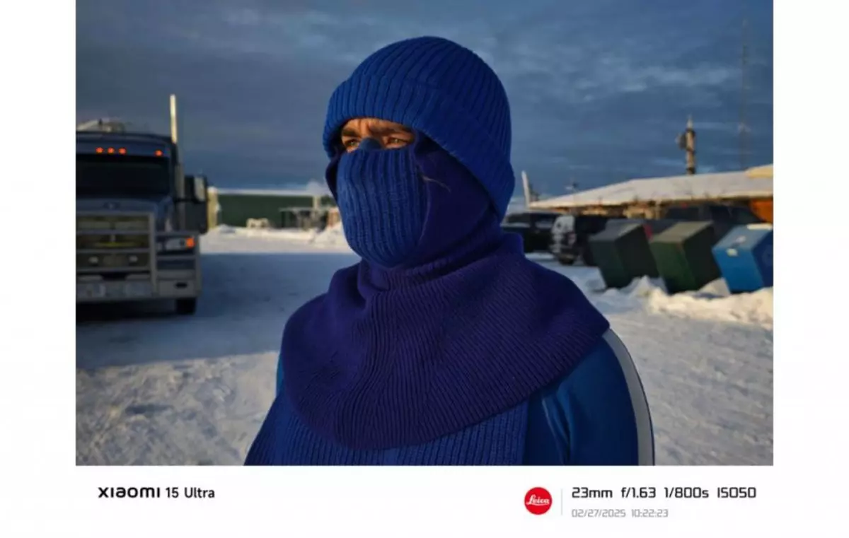 Xiaomi - portret barbat care poarta o cagula si un fes albastre, uitandu-se in gol