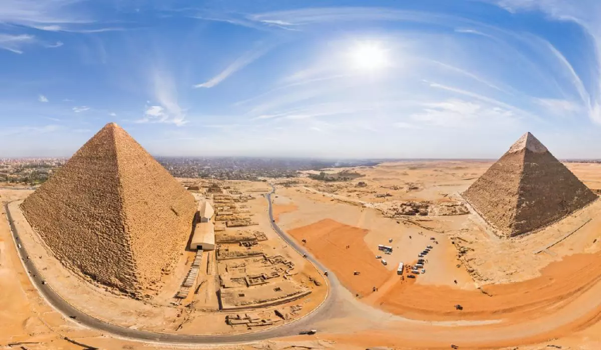 două piramide egiptene