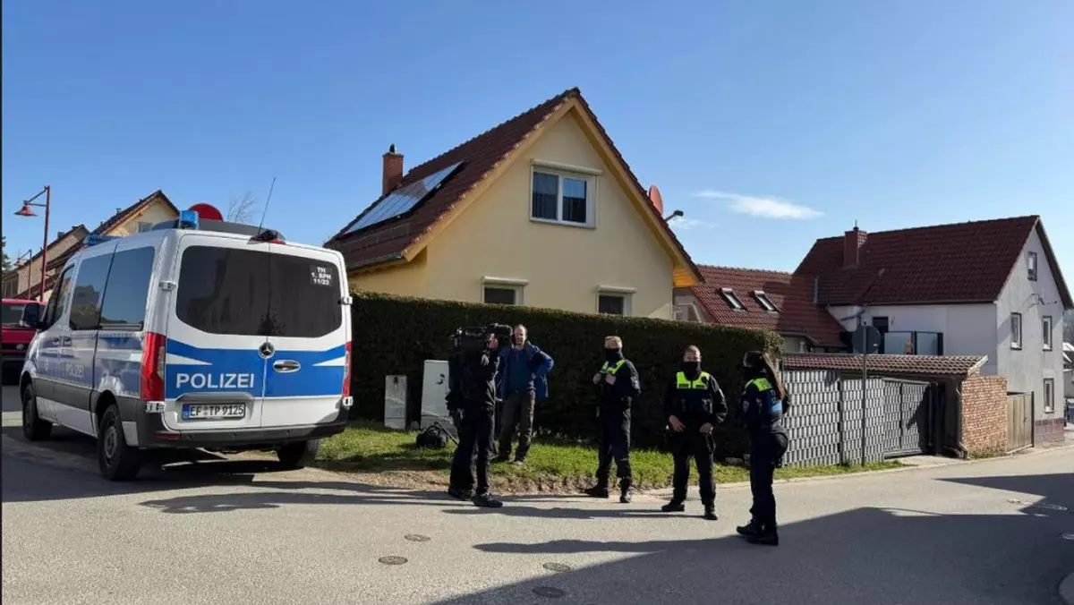 Casa polițistului din Germania unde au avut loc cele trei crime și sinuciderea acestuia. La fața locului sunt polițiști cu mașina și un cameraman care filmează