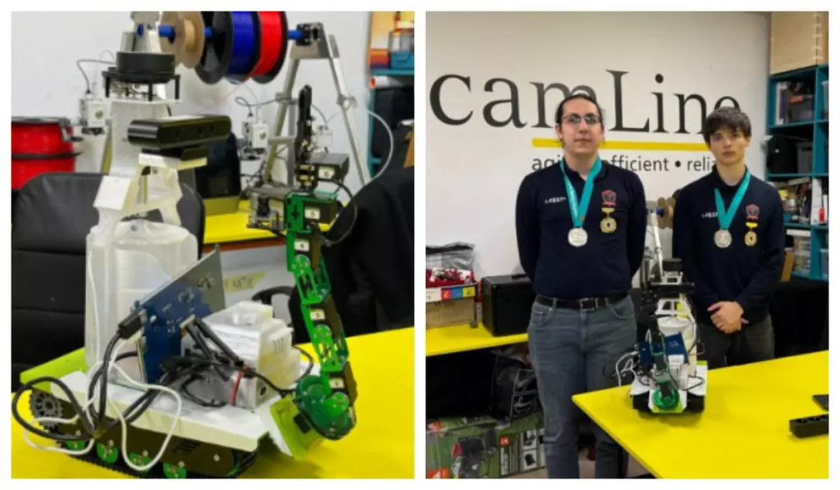 În prima imagine este ilustrat un robot care stă pe o masă galbenă. În partea dreaptă apar doi elevi, care au medalii la gât și sunt îmbrăcați în bluze negre.