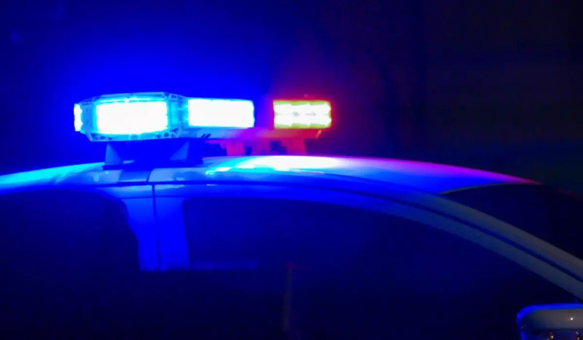 Sirena pe mașina de poliție clipește, în prim-plan