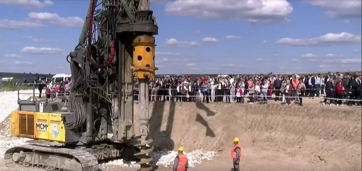 Sute de oameni asistă la începerea lucrărilor de construcție a primului pod la nivel de autostradă peste Prut Captură Facebook/ Sorin Grindeanu