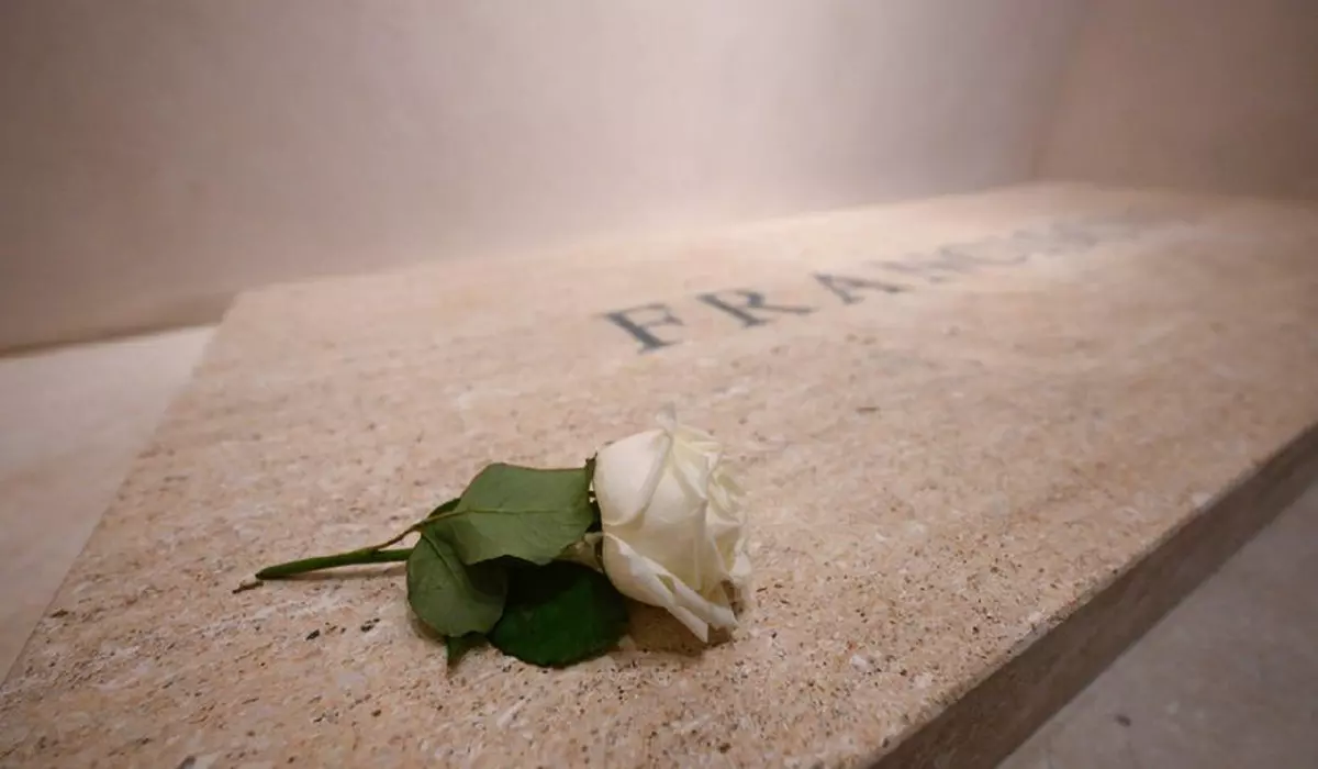 O vedere a mormântului Papei Francisc, în Basilica Maria Major din Roma, Italia, în 27 aprilie, Italia 2025. Un trandafir alb este pus pe mormânt