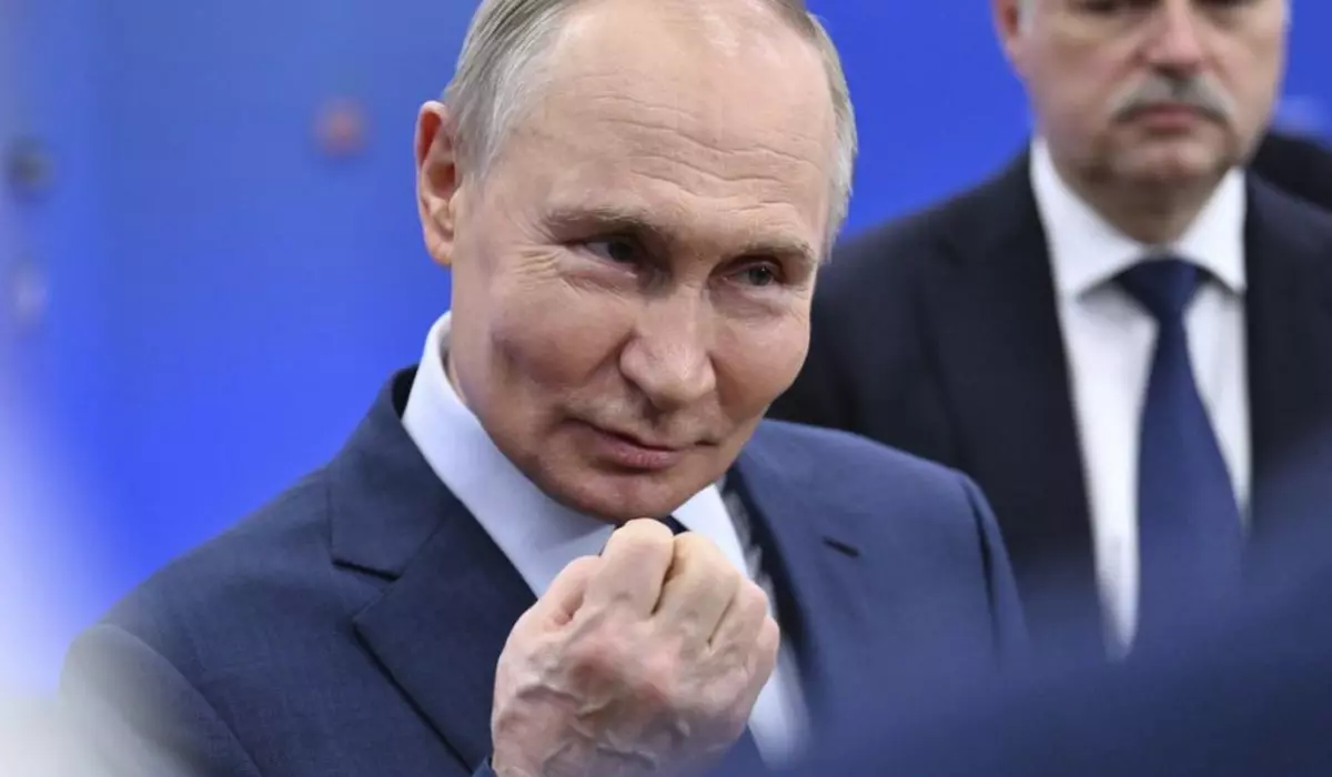 Președintele Rusiei Vladimir Putin cu pumnul strâns și o mimică care inspiră viclenie