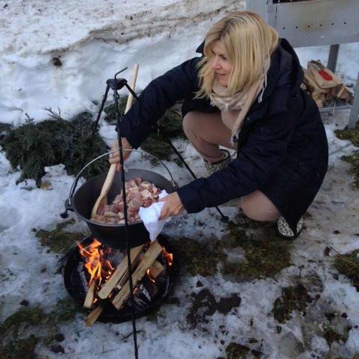 Elena Udrea A Preparat Pomana Porcului La Ceaun De Crăciun Foto Stiri știri Romania Libertatea Libertatea