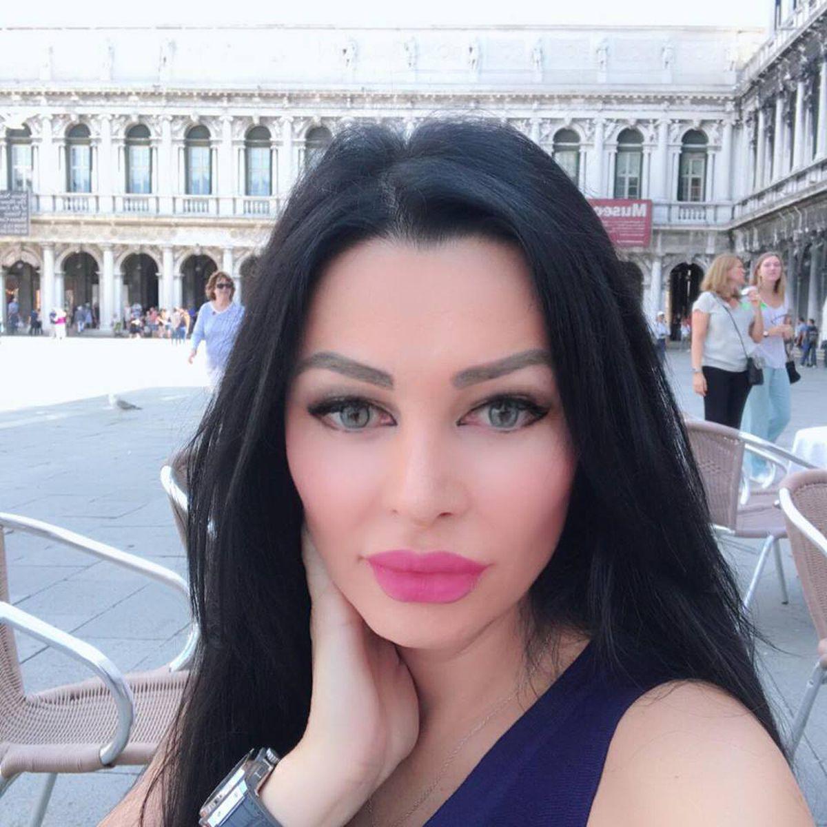 Sora Lui Brigitte Sfăt Cu Lenjeria Intimă La Vedere Libertatea