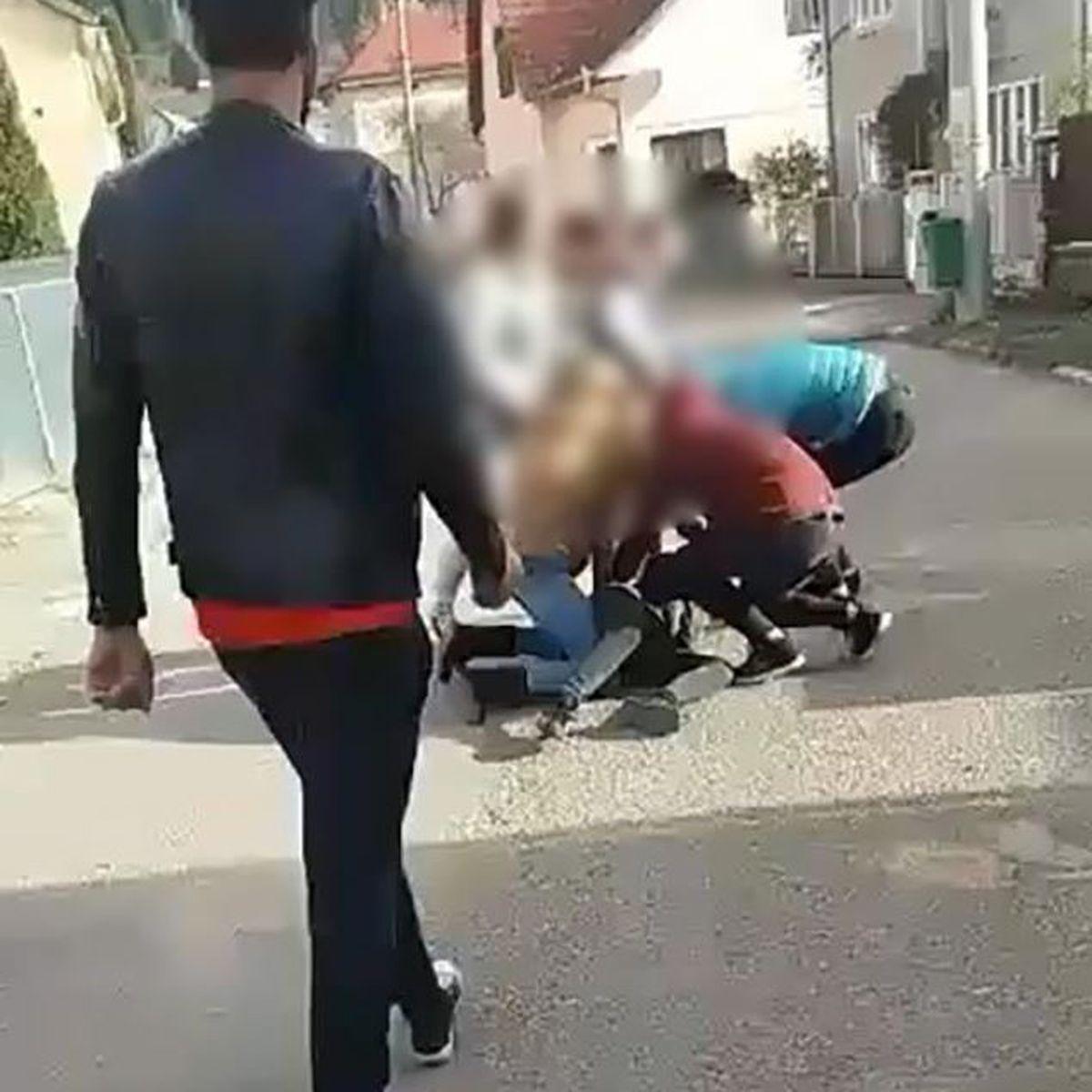 Elevă Bătută La Un Liceu Din Gura Humorului De Cinci Colege