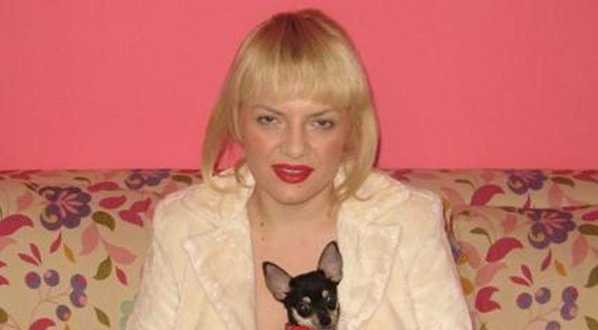 Cântăreţa Adriana Rouge a dat în judecată un salon de coafură, după ce i-a fost distrus părul