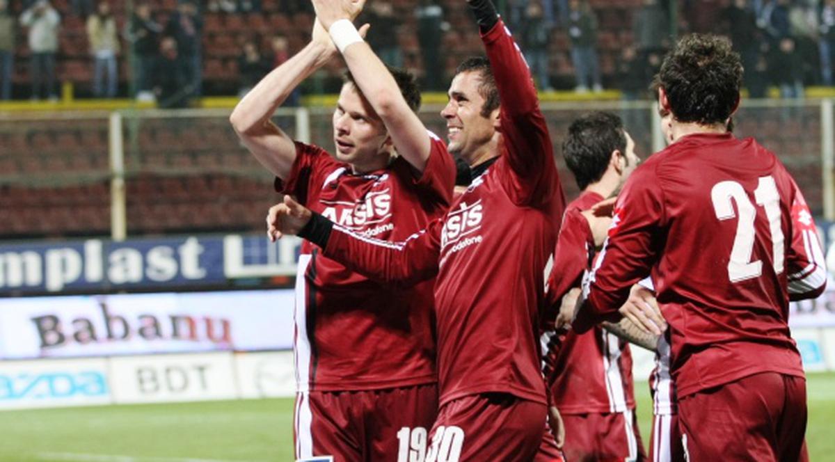 O ţigancă frumoasă le-a dat în cărţi rapidiştilor