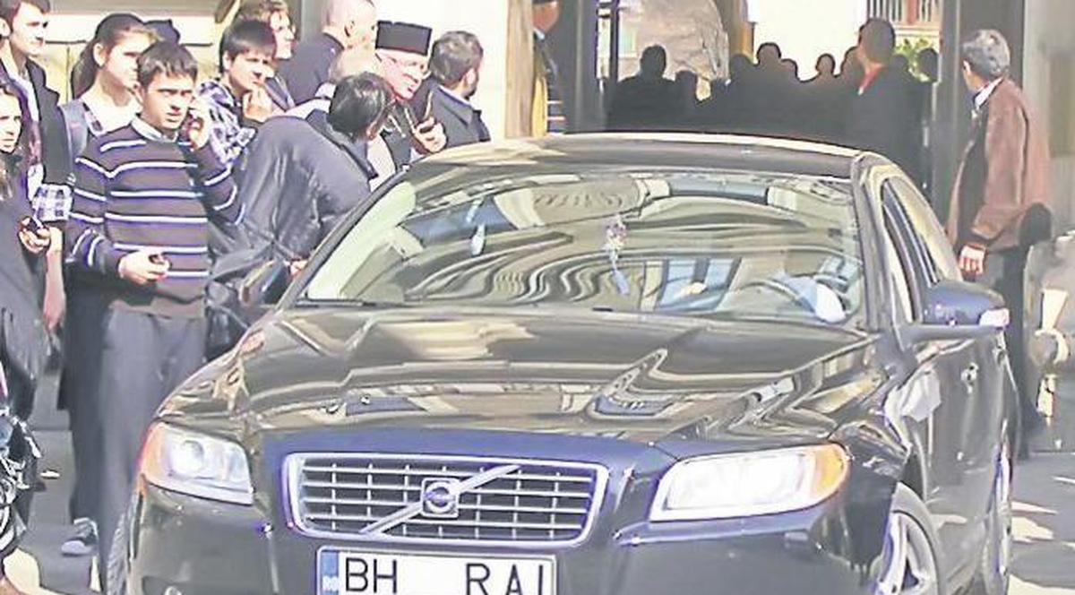 Iată bolizii cu care au mers la înscăunarea mitropolitului!