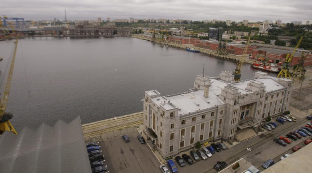 Portul Constanţa  luat cu asalt de zeci de poliţişti şi jandarmi care caută mărfuri de contrabandă