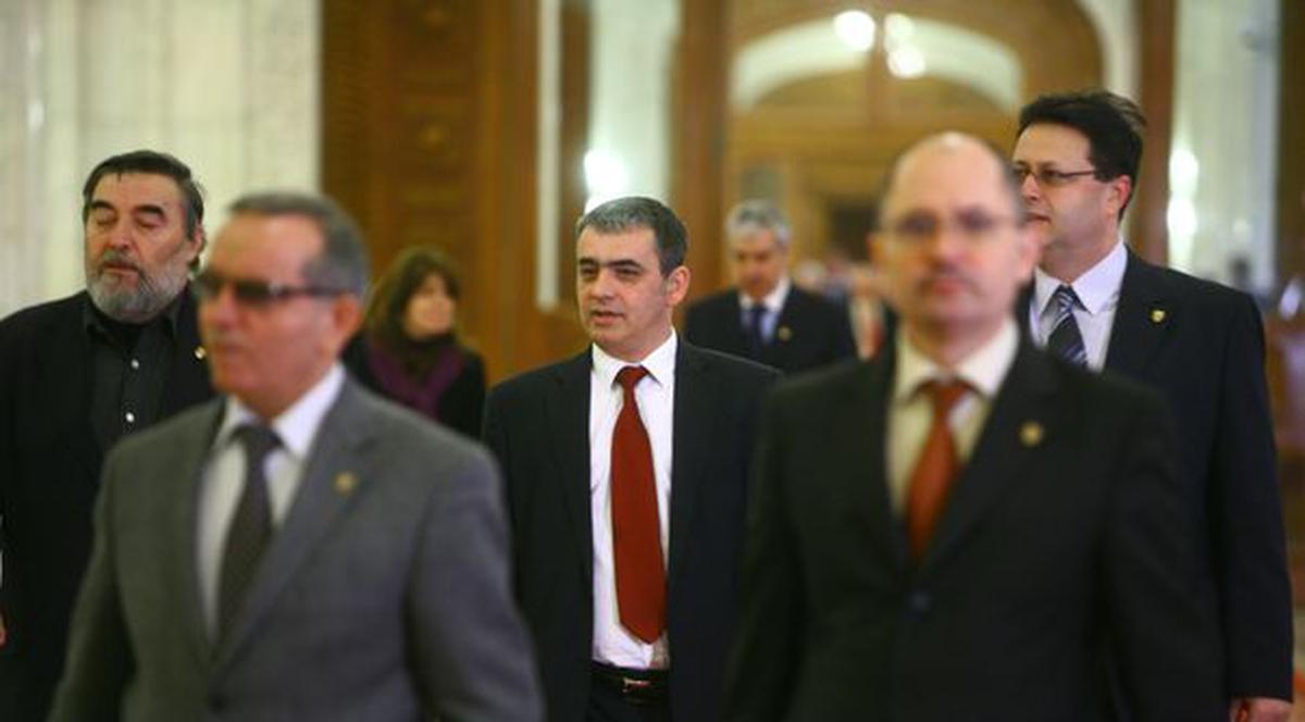 Ce regulă vestimentară trebuie să respecte aleșii, la muncă