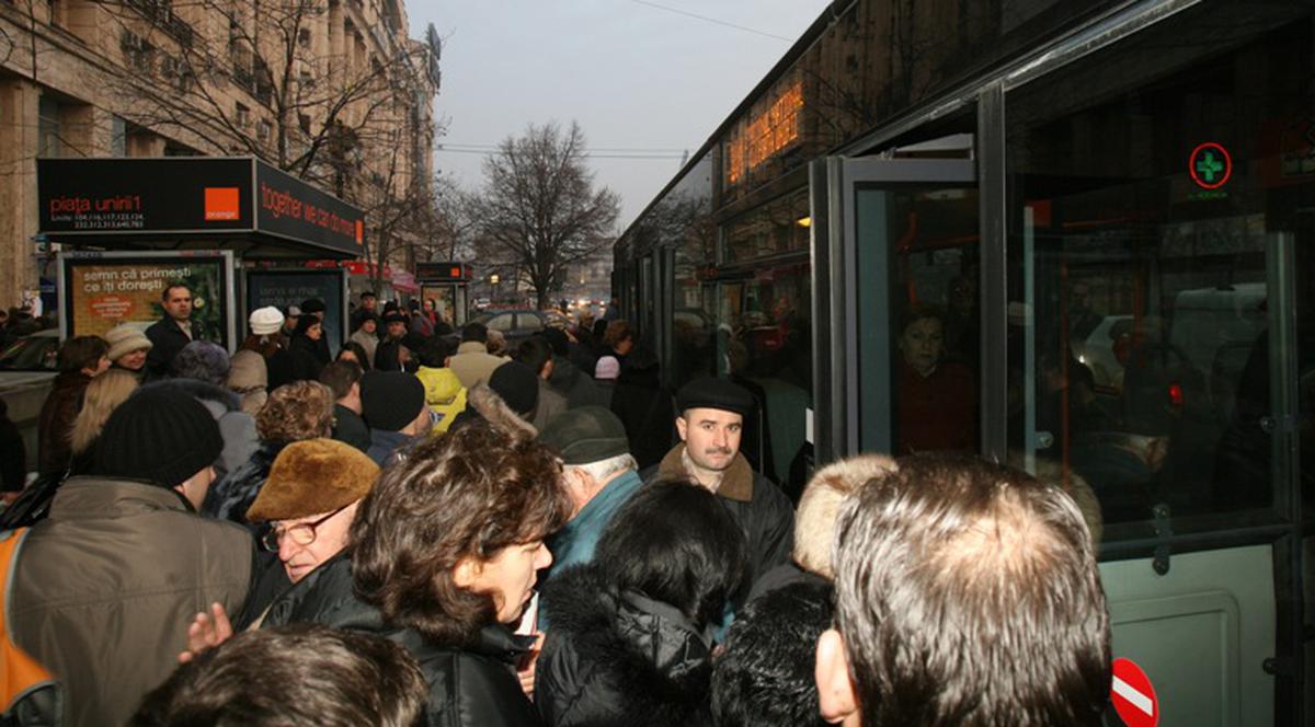 Un șofer a intrat cu mașina în două persoane aflate în stația de autobuz